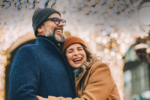 Mann und Frau umarmen sich